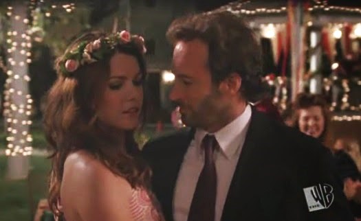 Lorelai and Luke being gorgeous having a slow dance at Liz and TJ's wedding