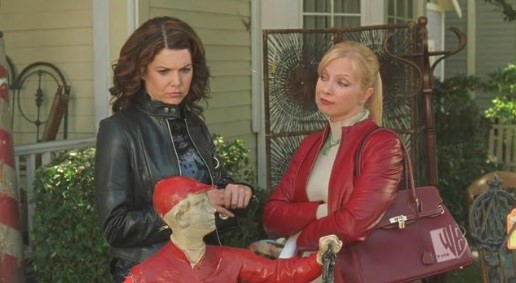 Lauren Graham and Traci Lords as Lorelai Gilmore and Natalie Zimmermann picking out lawn furniture